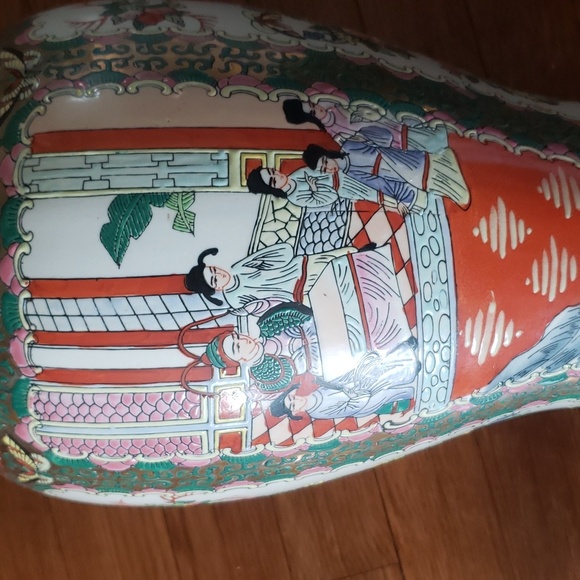 VINTAGE FAMILLE ROSE VASE - Picture 2 of 13